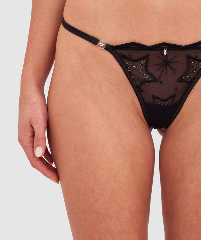 Kris wears a size 10C bra and size 10 underwear. She is 181cm tall and has measurements of 84cm bust a 66cm waist and 99cm hips.
