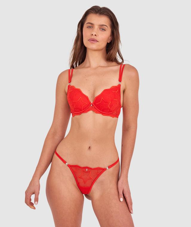 Kris wears a size 10C bra and size 10 underwear. She is 181cm tall and has measurements of 84cm bust a 66cm waist and 99cm hips.