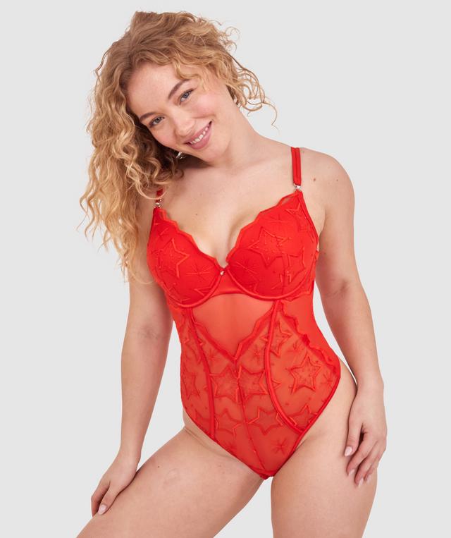 Tay G wears a size 12DD bra and size 12 underwear. She is 161cm tall and has measurements of 92cm bust a 71cm waist and 101cm hips.