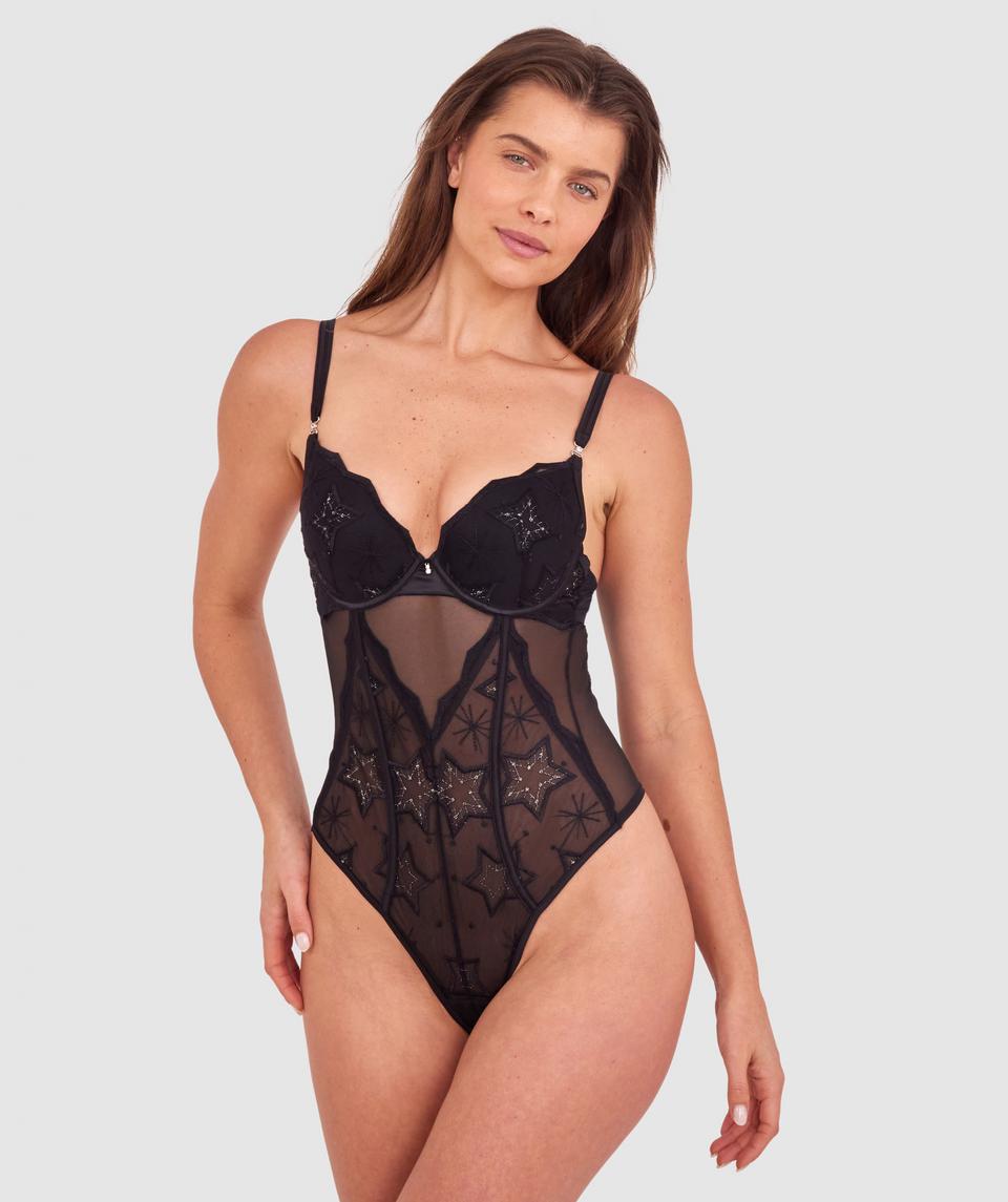 Kris wears a size 10C bra and size 10 underwear. She is 181cm tall and has measurements of 84cm bust a 66cm waist and 99cm hips.