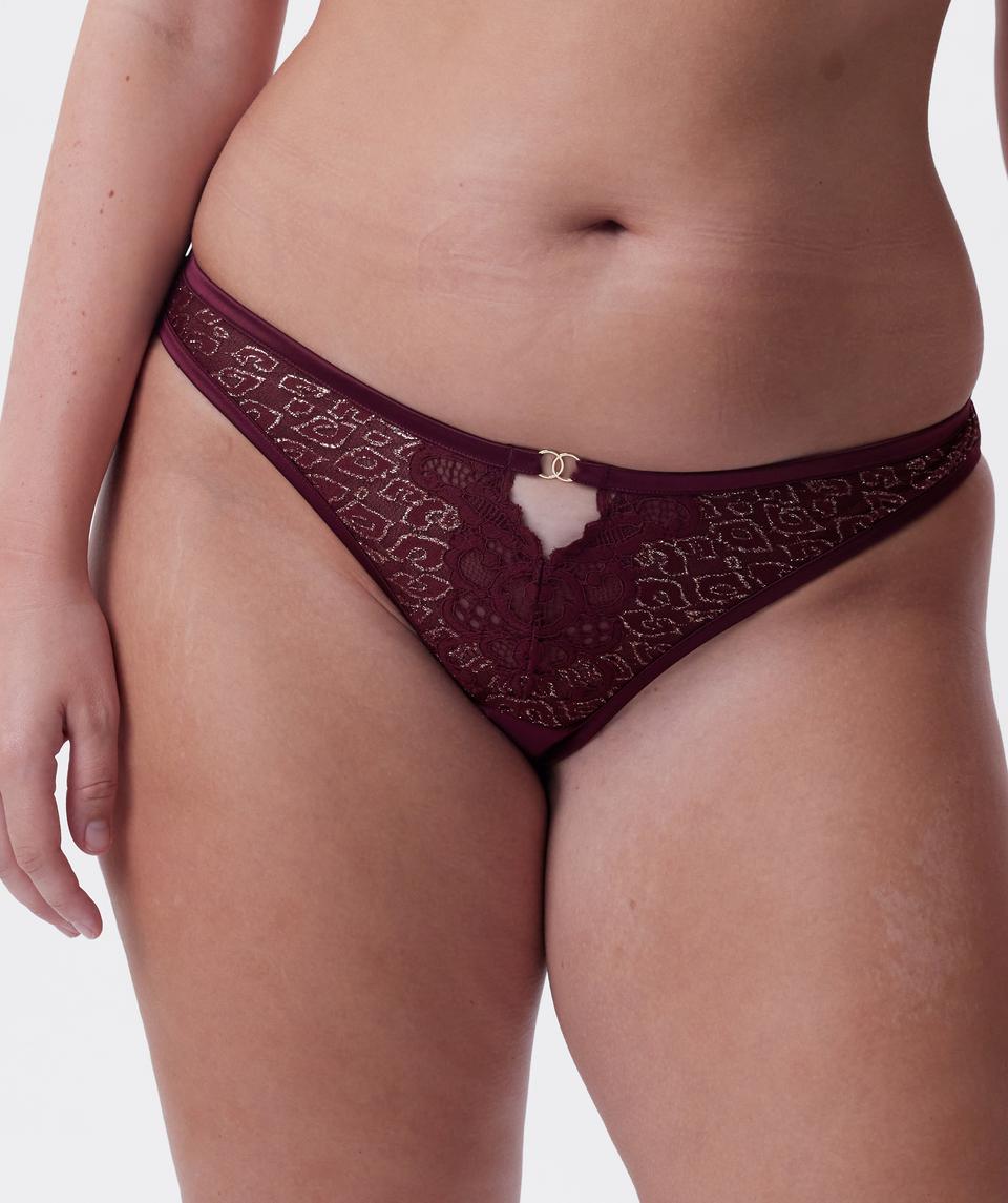 Jasmine is wearing a 12DD bra and size 12 underwear, with bust 96cm/38in, waist 77cm/30.5in, and hip 111cm/43.5in. She stands at 175cm/5'9in.