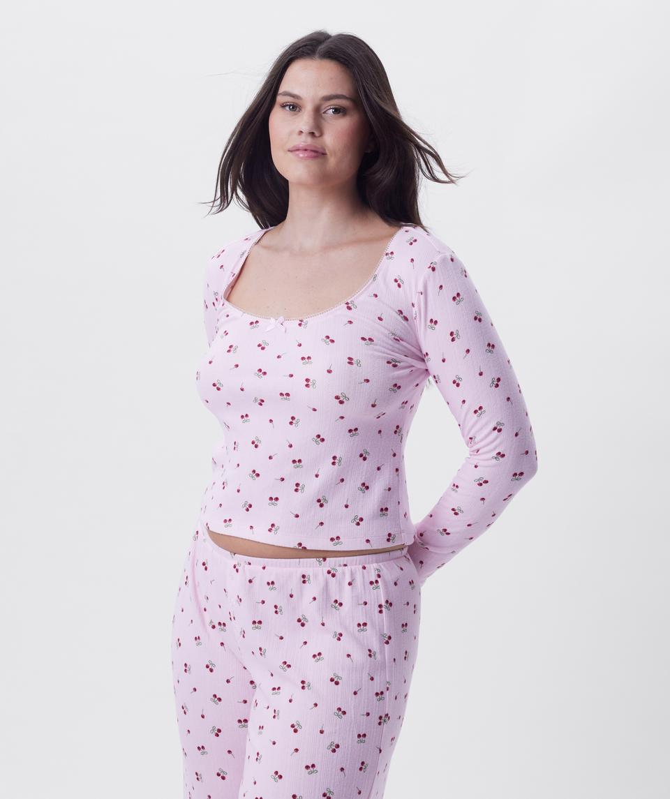 Jasmine is wearing a 12DD bra and size 12 underwear, with bust 96cm/38in, waist 77cm/30.5in, and hip 111cm/43.5in. She stands at 175cm/5'9in.