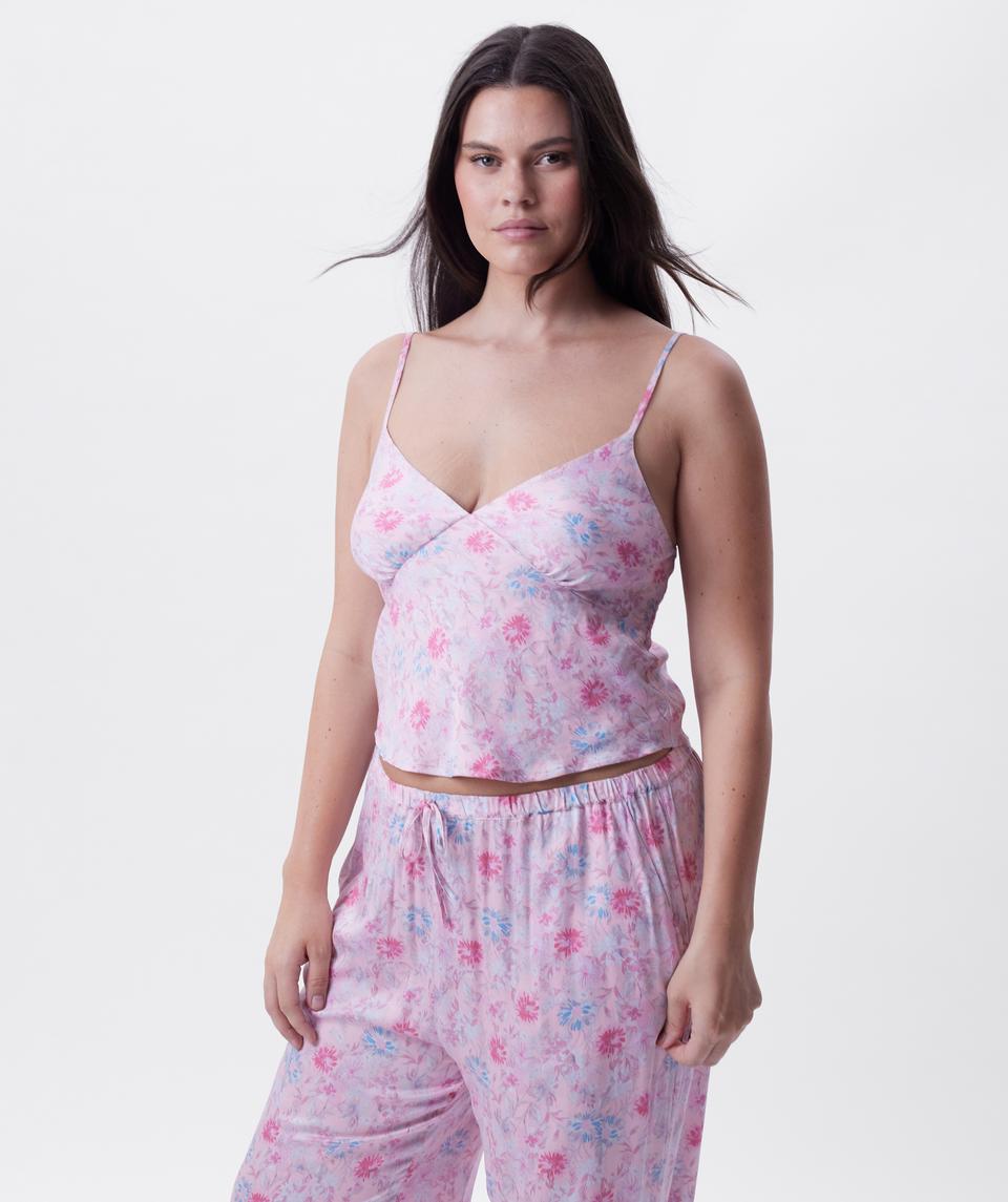 Jasmine is wearing a 12DD bra and size 12 underwear, with bust 96cm/38in, waist 77cm/30.5in, and hip 111cm/43.5in. She stands at 175cm/5'9in.