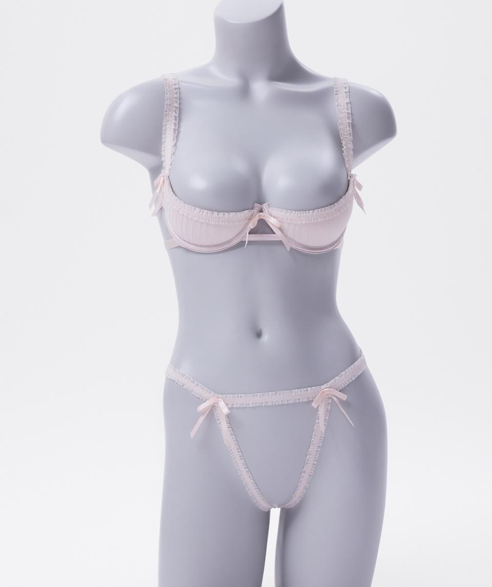 Kushi is wearing a 10C/S top and 10/S bottom, with bust 79cm/31in, waist 61cm/24in, and hip 91cm/36in. She stands at 173cm/5'8in.