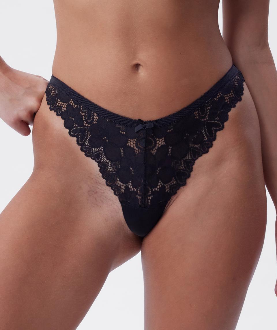 Jayde is wearing a 10DD bra and 10 underwear, with bust 86cm/34in, waist 70cm/27.5in, and hip 99cm/39in. She stands at 181cm/5'11in.