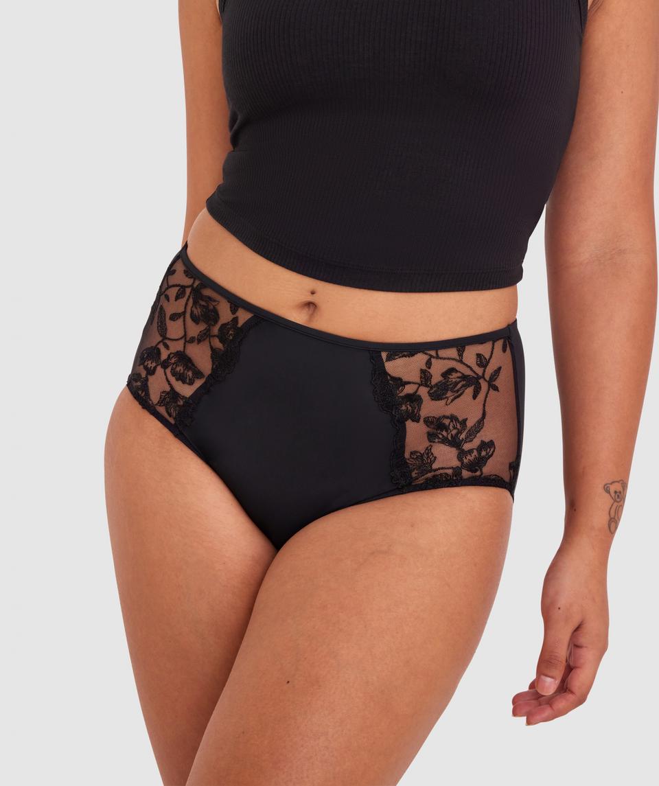Sarah is wearing a 10B/C top and 10 bottom, with bust 85cm/33.5in, waist 66cm/26in, and hip 99cm/39in. She stands at 174cm/5'7in.