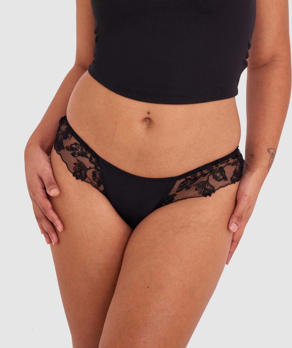 Sarah is wearing a 10B/C top and 10 bottom, with bust 85cm/33.5in, waist 66cm/26in, and hip 99cm/39in. She stands at 174cm/5'7in.