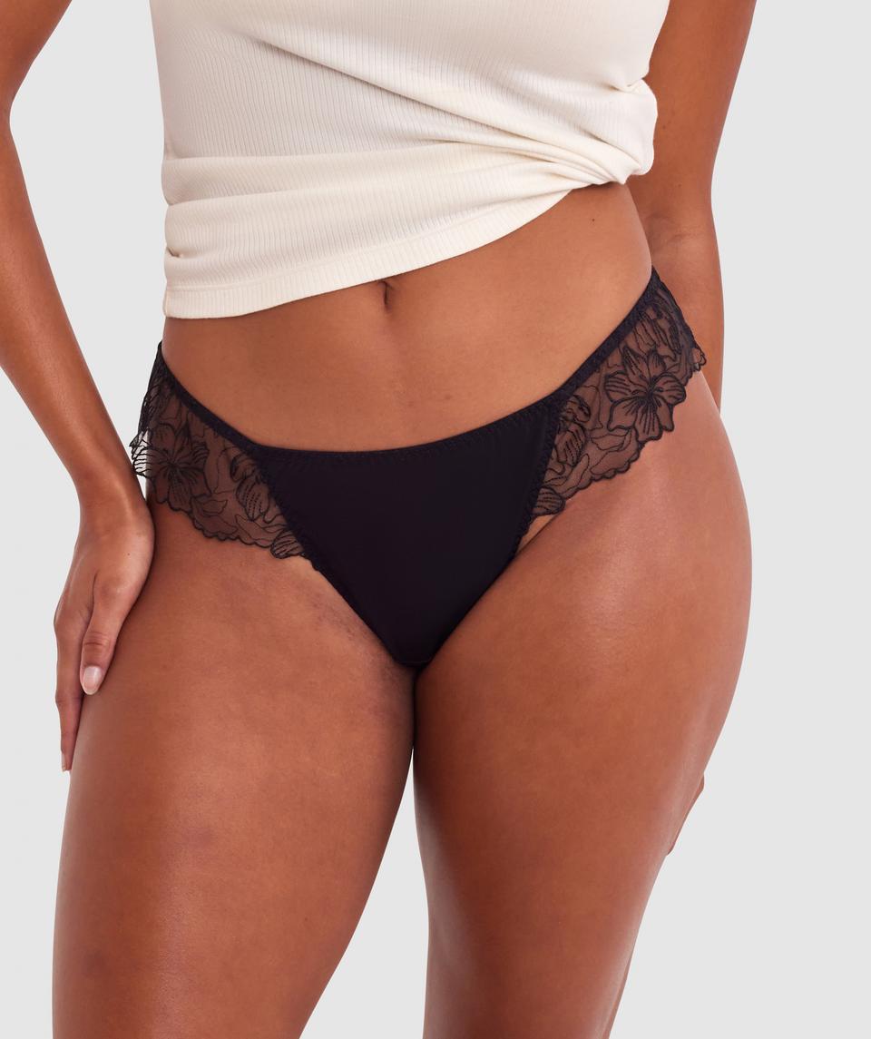 Tash is wearing a 10BC bra and 10 underwear, with bust 81cm/32in, waist 66cm/26in, and hip 94cm/37in. She stands at 173cm/5'8in.