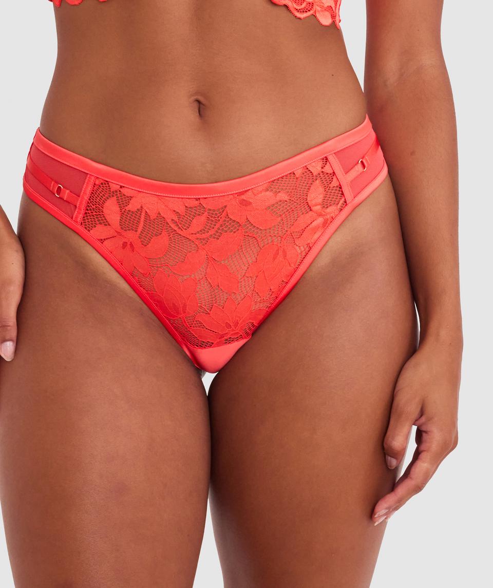 Cameron is wearing a 12DD bra and 12 underwear, with waist 72cm/28in, and hip 88cm/34.5in. She stands at 165cm/5'5in.