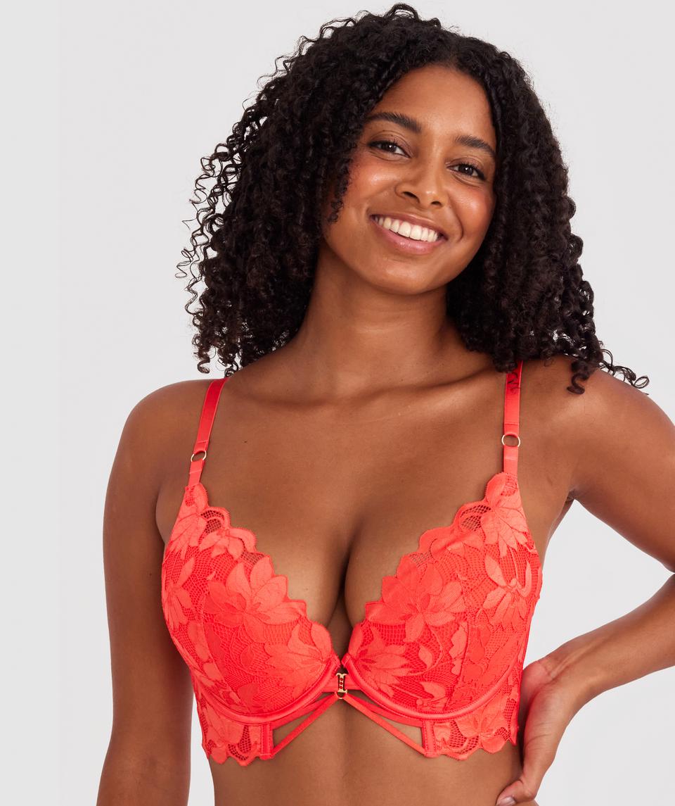 Cameron is wearing a 12DD bra and 12 underwear, with waist 72cm/28in, and hip 88cm/34.5in. She stands at 165cm/5'5in.