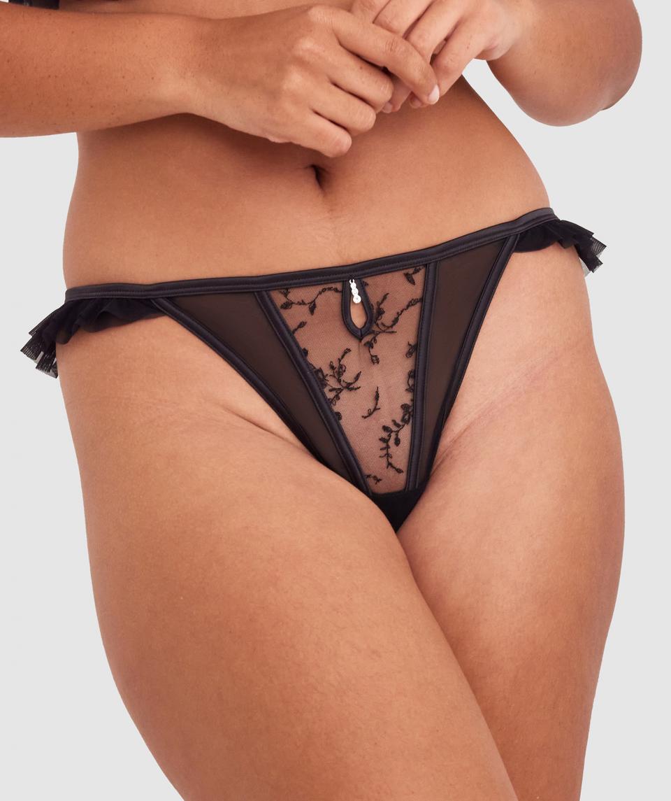 Zara is wearing a 12DD top and 12 bottom, with bust 89cm/35in, waist 71cm/28in, and hip 102cm/40in. She stands at 180cm/5'11in.