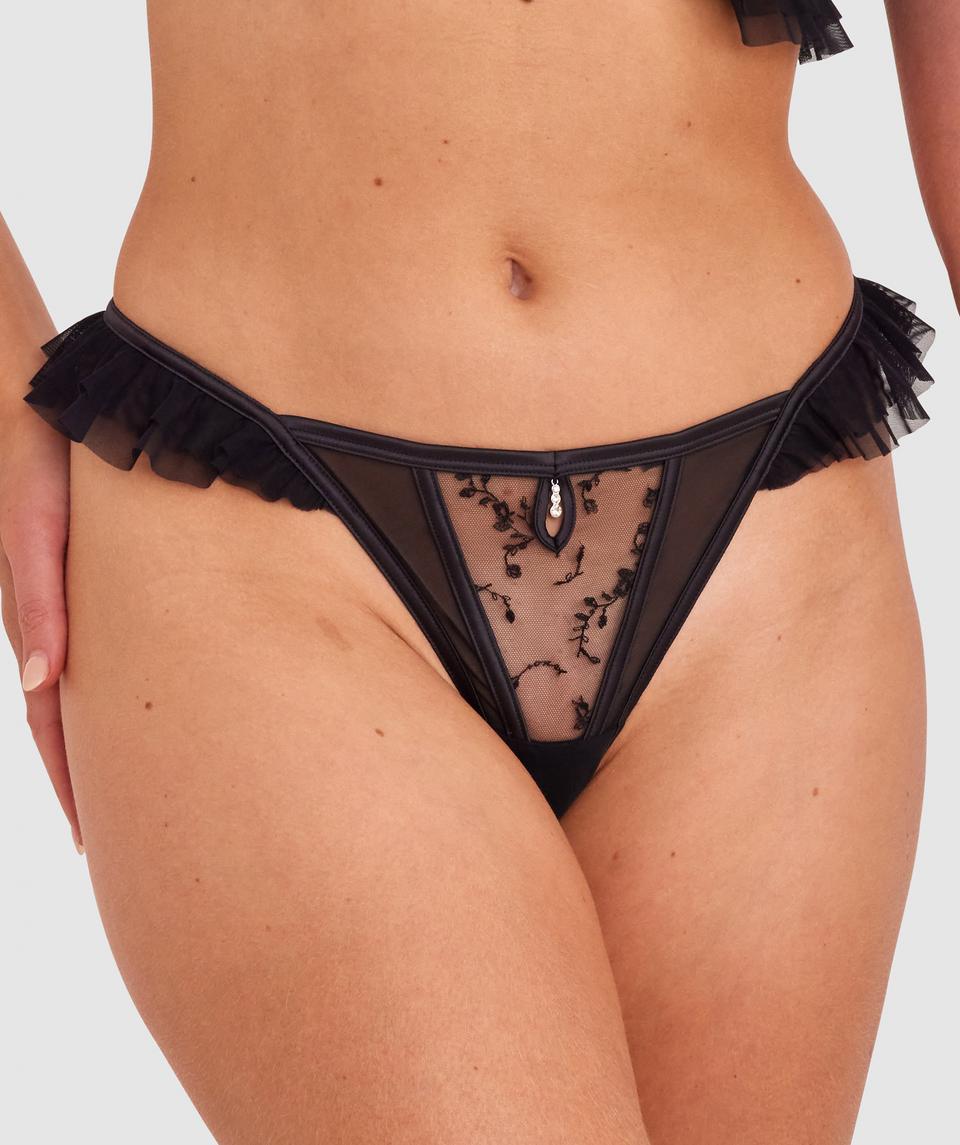 Phoebe is wearing a 10C/S top and 10/S bottom, with bust 83cm/33in, waist 62cm/24 1/2in, and hip 89cm/35in. She stands at 178cm/5'10in.