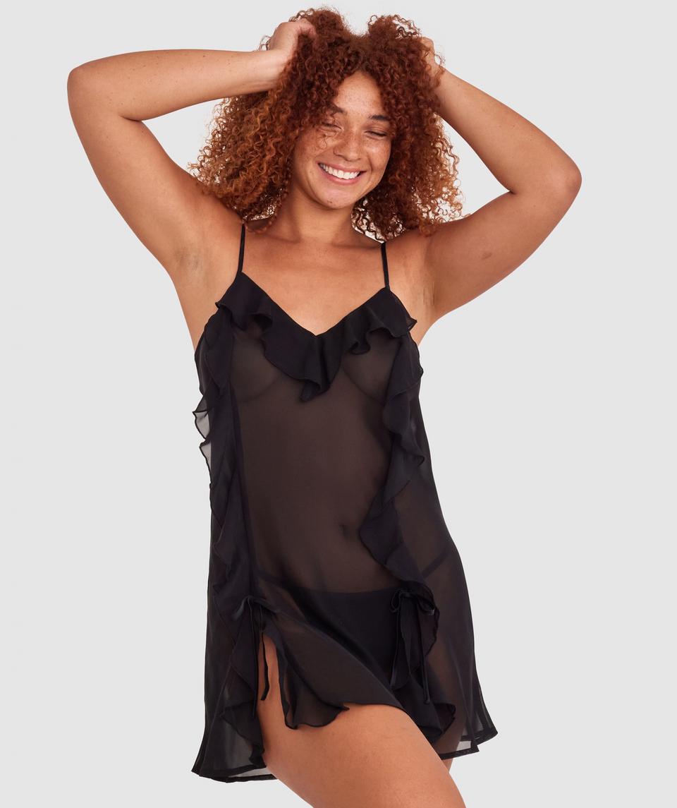Zara is wearing a 12DD top and 12 bottom, with bust 89cm/35in, waist 71cm/28in, and hip 102cm/40in. She stands at 180cm/5'11in.