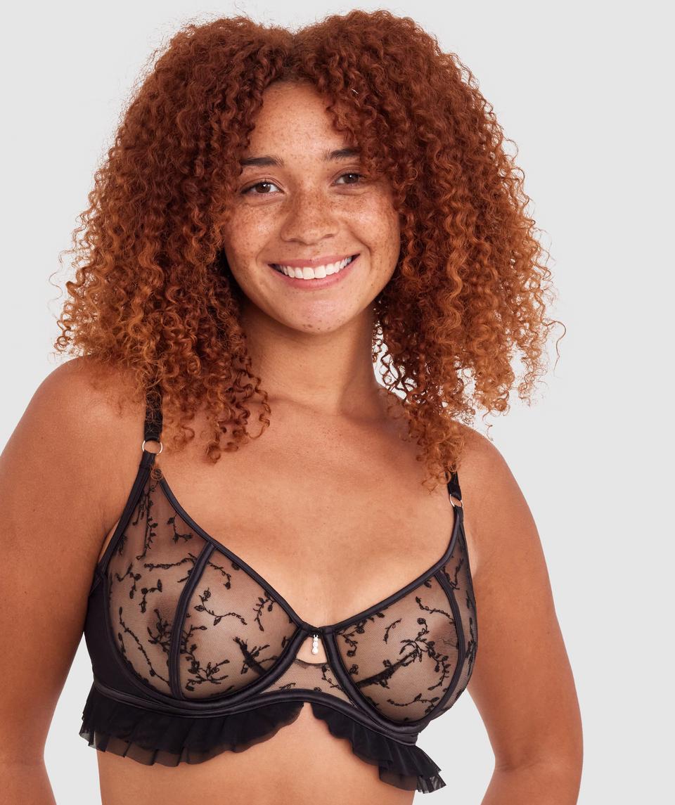 Zara is wearing a 12DD top and 12 bottom, with bust 89cm/35in, waist 71cm/28in, and hip 102cm/40in. She stands at 180cm/5'11in.
