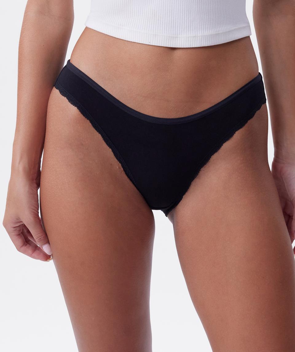 Jayde is wearing a 10DD bra and 10 underwear, with bust 86cm/34in, waist 70cm/27.5in, and hip 99cm/39in. She stands at 181cm/5'11in.
