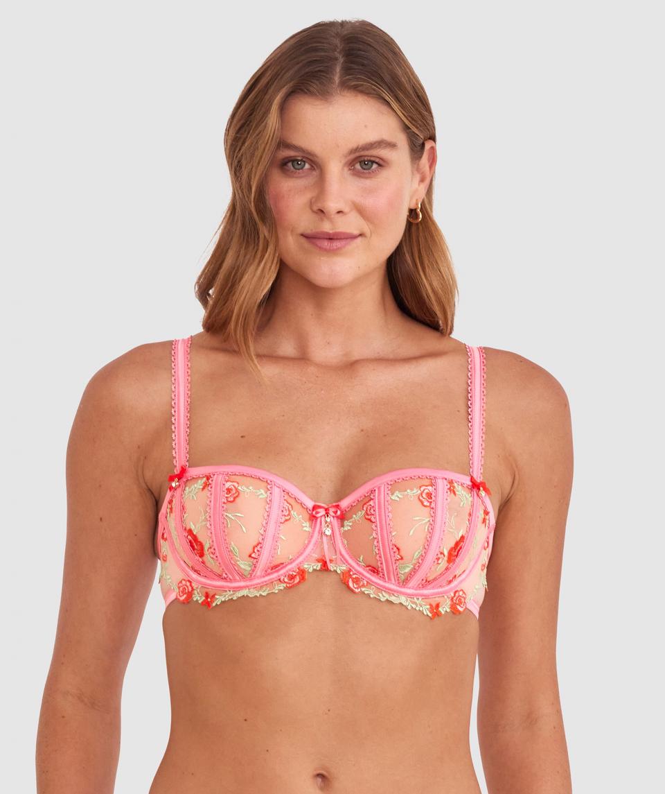 Olivia is wearing a 10B/C top and 10 bottom with bust 81cm/32in waist 65cm/25 1/2in and hip 99cm/39in. She stands at 177cm/5'9in.