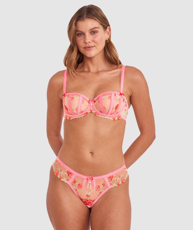 Olivia is wearing a 10B/C top and 10 bottom with bust 81cm/32in waist 65cm/25 1/2in and hip 99cm/39in. She stands at 177cm/5'9in.