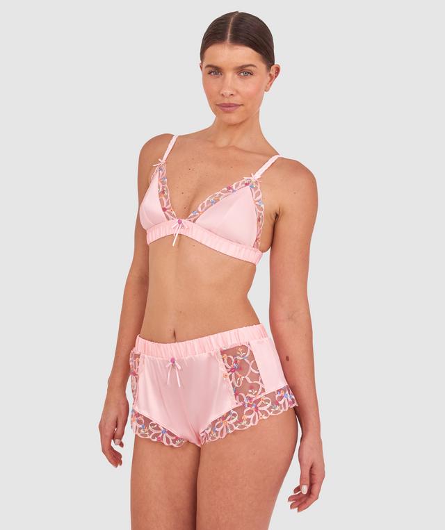 Kris wears a size 10C bra and size 10 underwear. She is 181cm tall and has measurements of 84cm bust a 66cm waist and 99cm hips.