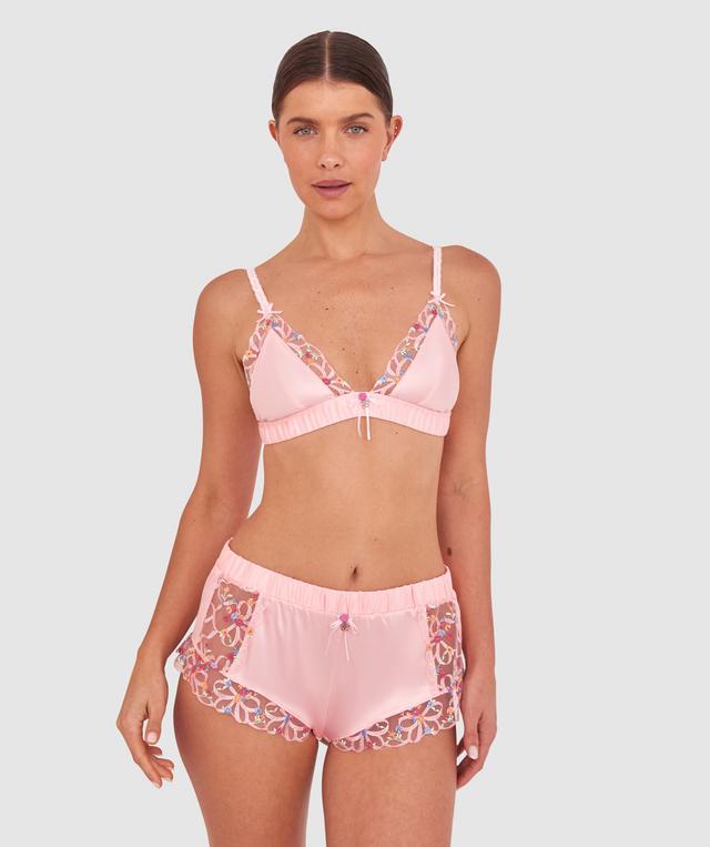 Kris wears a size 10C bra and size 10 underwear. She is 181cm tall and has measurements of 84cm bust a 66cm waist and 99cm hips.