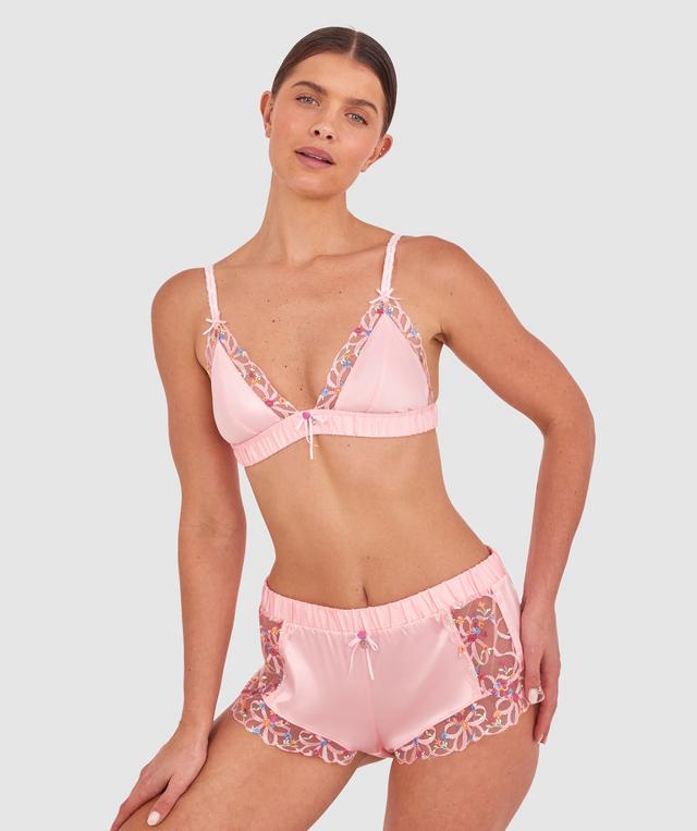 Kris wears a size 10C bra and size 10 underwear. She is 181cm tall and has measurements of 84cm bust a 66cm waist and 99cm hips.