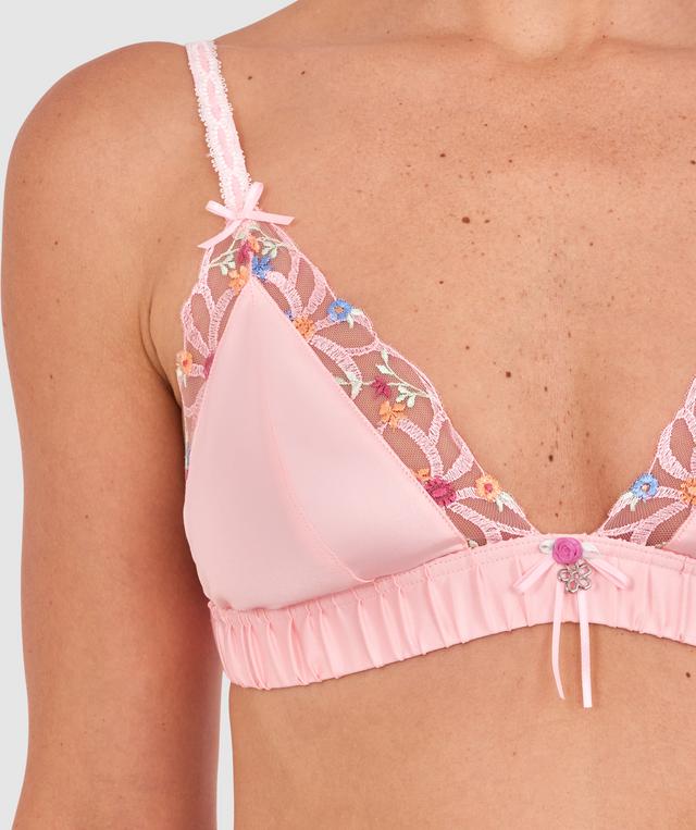 Kris wears a size 10C bra and size 10 underwear. She is 181cm tall and has measurements of 84cm bust a 66cm waist and 99cm hips.