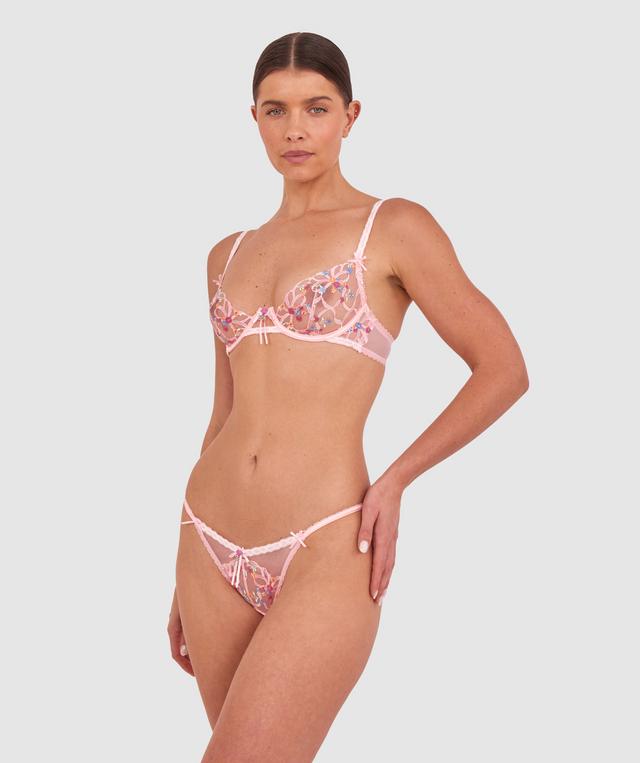 Kris wears a size 10C bra and size 10 underwear. She is 181cm tall and has measurements of 84cm bust a 66cm waist and 99cm hips.