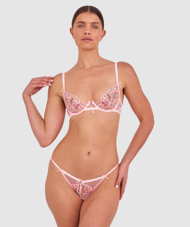 Kris wears a size 10C bra and size 10 underwear. She is 181cm tall and has measurements of 84cm bust a 66cm waist and 99cm hips.