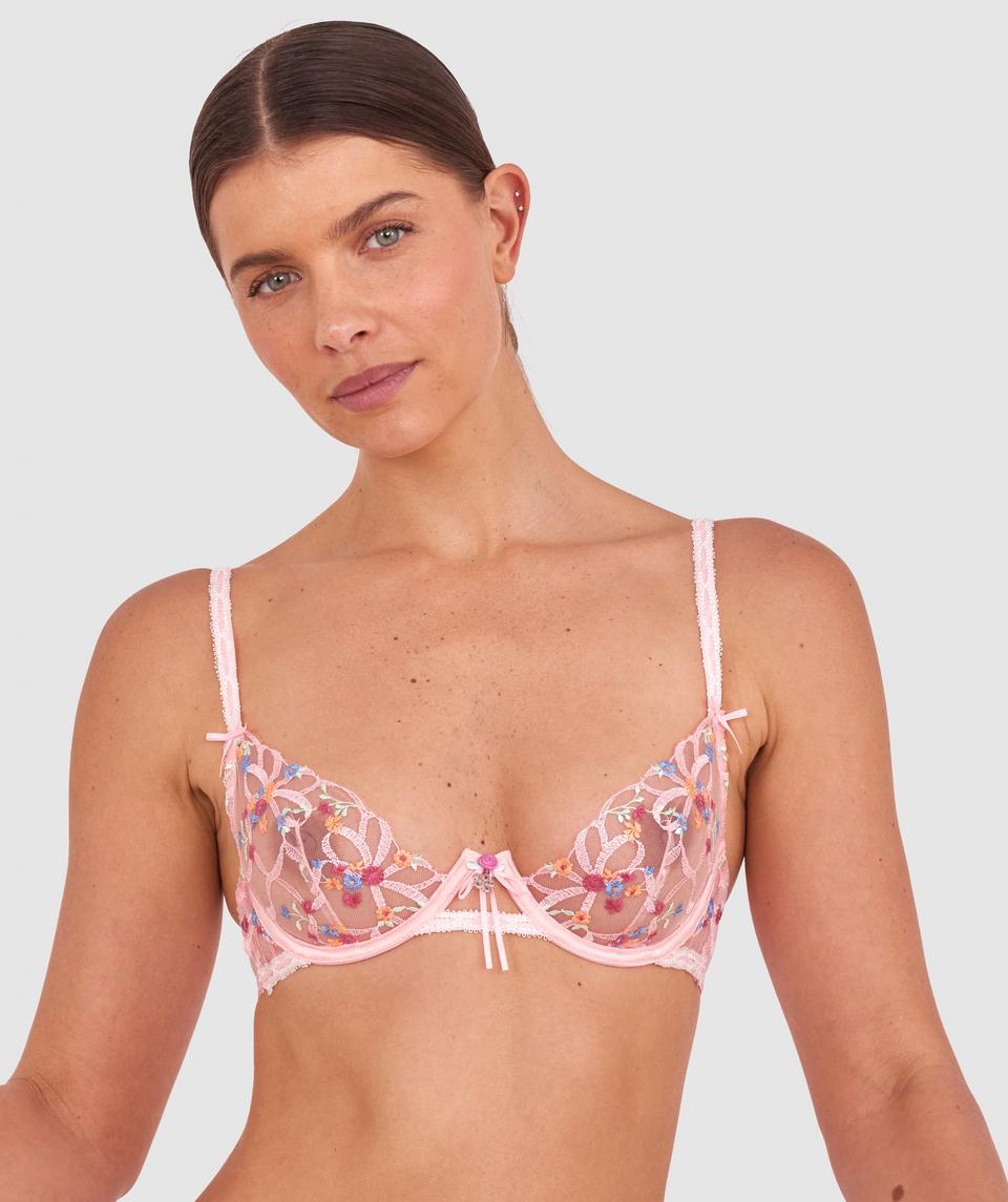 Kris wears a size 10C bra and size 10 underwear. She is 181cm tall and has measurements of 84cm bust a 66cm waist and 99cm hips.