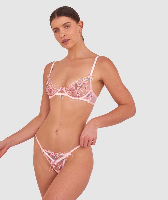 Kris wears a size 10C bra and size 10 underwear. She is 181cm tall and has measurements of 84cm bust a 66cm waist and 99cm hips.