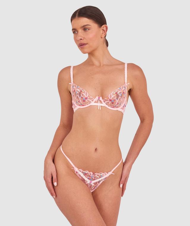 Kris wears a size 10C bra and size 10 underwear. She is 181cm tall and has measurements of 84cm bust a 66cm waist and 99cm hips.