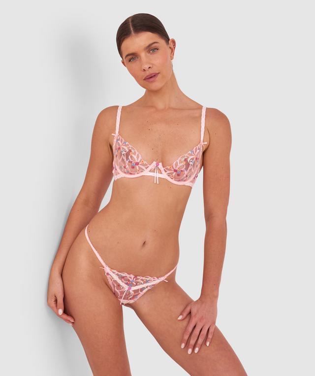 Kris wears a size 10C bra and size 10 underwear. She is 181cm tall and has measurements of 84cm bust a 66cm waist and 99cm hips.