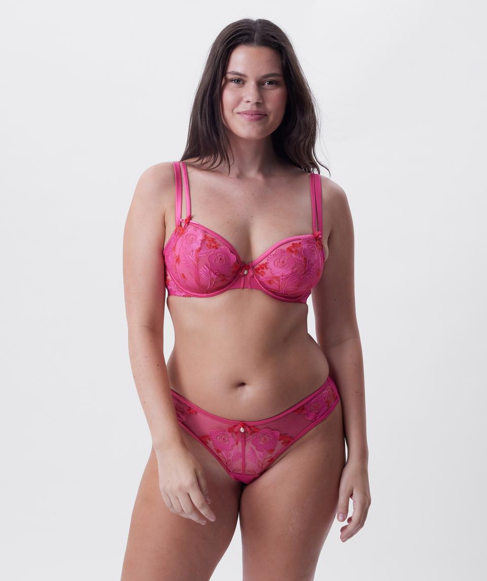 Jasmine is wearing a 12DD bra and size 12 underwear, with bust 96cm/38in, waist 77cm/30.5in, and hip 111cm/43.5in. She stands at 175cm/5'9in.
