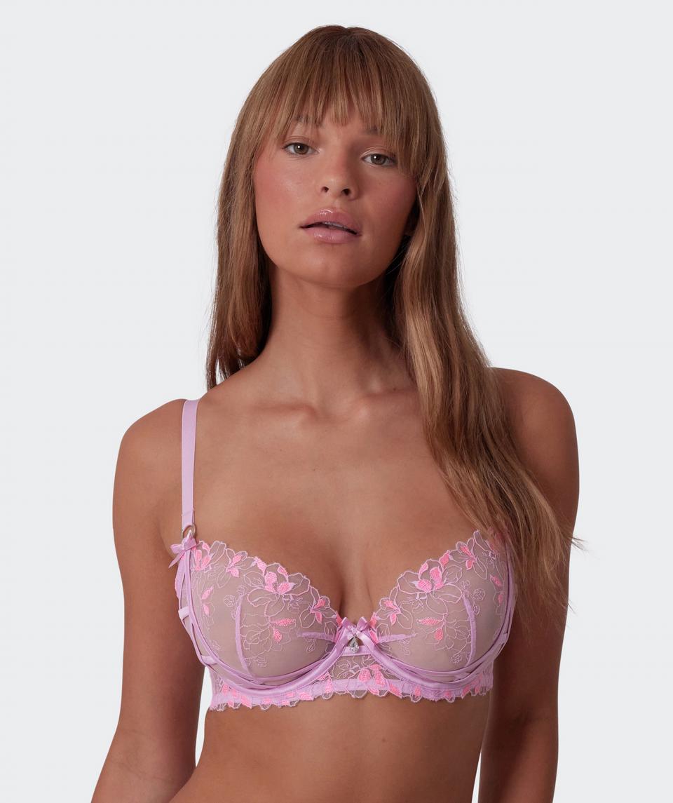 Jayde is wearing a 10DD bra and 10 underwear, with bust 86cm/34in, waist 70cm/27.5in, and hip 99cm/39in. She stands at 181cm/5'11in.