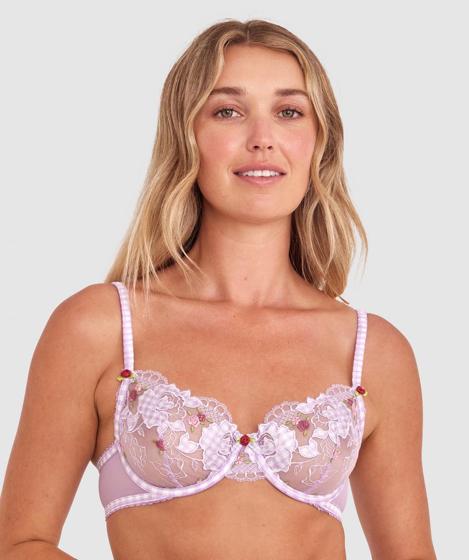 Georgia is wearing a 10BC bra and size 10 underwear, with bust 86cm/34in, waist 69cm/27in, and hip 95cm/37.5in. She stands at 175cm/5'9in.