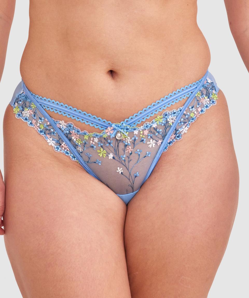 Zoe is wearing a 12DD/M top and 12/M bottom, with bust 98cm/38.5in, waist 85cm/33in, and hip 110cm/43in. She stands at 170cm/5'7".