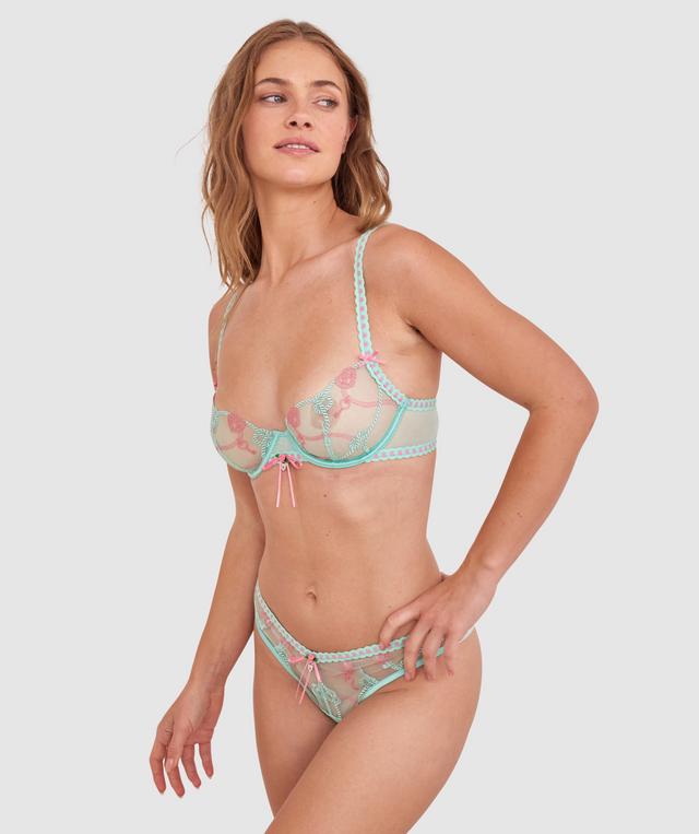 Sianie  wears a size 10 B/C bra and size 10 underwear. She is 175cm tall and has measurements of 85cm bust a 66cm waist and 93cm hips.