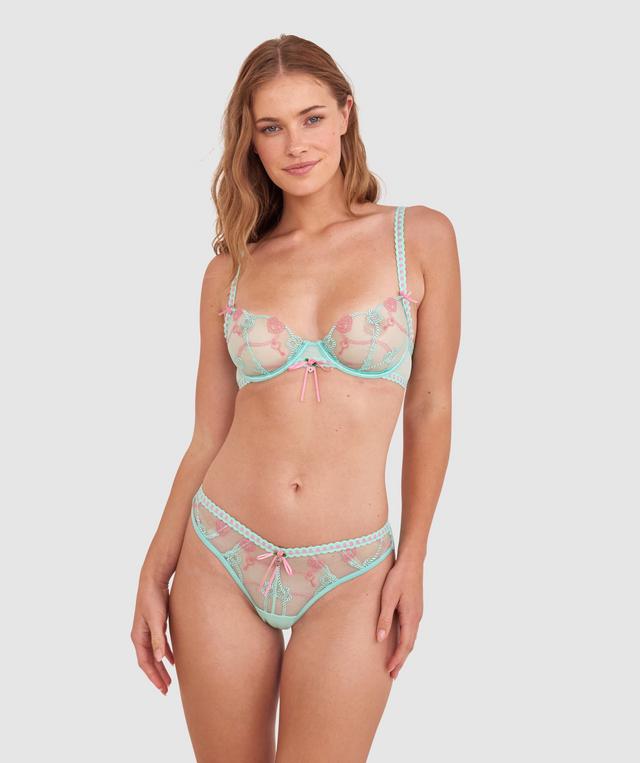Sianie  wears a size 10 B/C bra and size 10 underwear. She is 175cm tall and has measurements of 85cm bust a 66cm waist and 93cm hips.