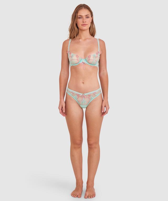 Sianie  wears a size 10 B/C bra and size 10 underwear. She is 175cm tall and has measurements of 85cm bust a 66cm waist and 93cm hips.