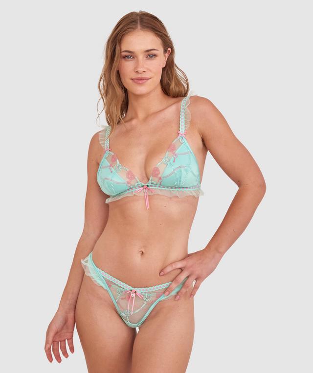 Sianie wears a size 10 B/C bra and size 10 underwear. She is 175cm tall and has measurements of 85cm bust a 66cm waist and 93cm hips.