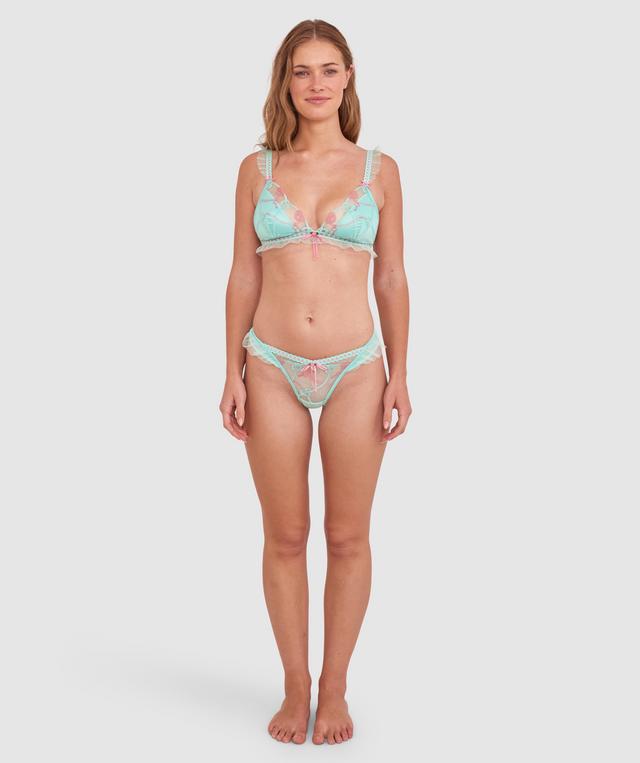 Sianie wears a size 10 B/C bra and size 10 underwear. She is 175cm tall and has measurements of 85cm bust a 66cm waist and 93cm hips.