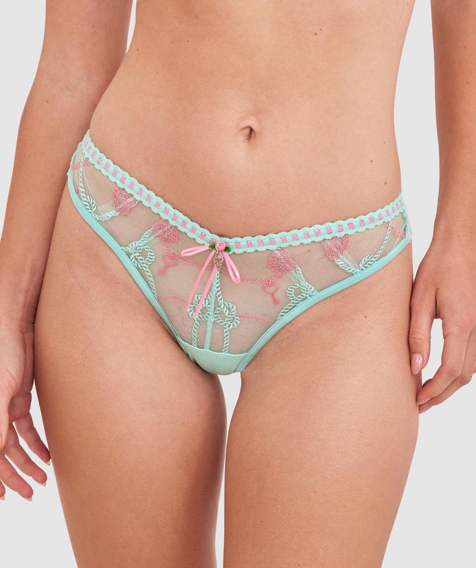 Sianie  wears a size 10 B/C bra and size 10 underwear. She is 175cm tall and has measurements of 85cm bust a 66cm waist and 93cm hips.