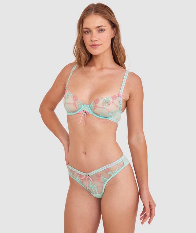 Sianie  wears a size 10 B/C bra and size 10 underwear. She is 175cm tall and has measurements of 85cm bust a 66cm waist and 93cm hips.