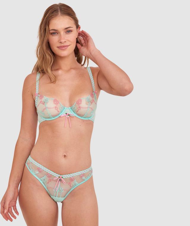 Sianie  wears a size 10 B/C bra and size 10 underwear. She is 175cm tall and has measurements of 85cm bust a 66cm waist and 93cm hips.