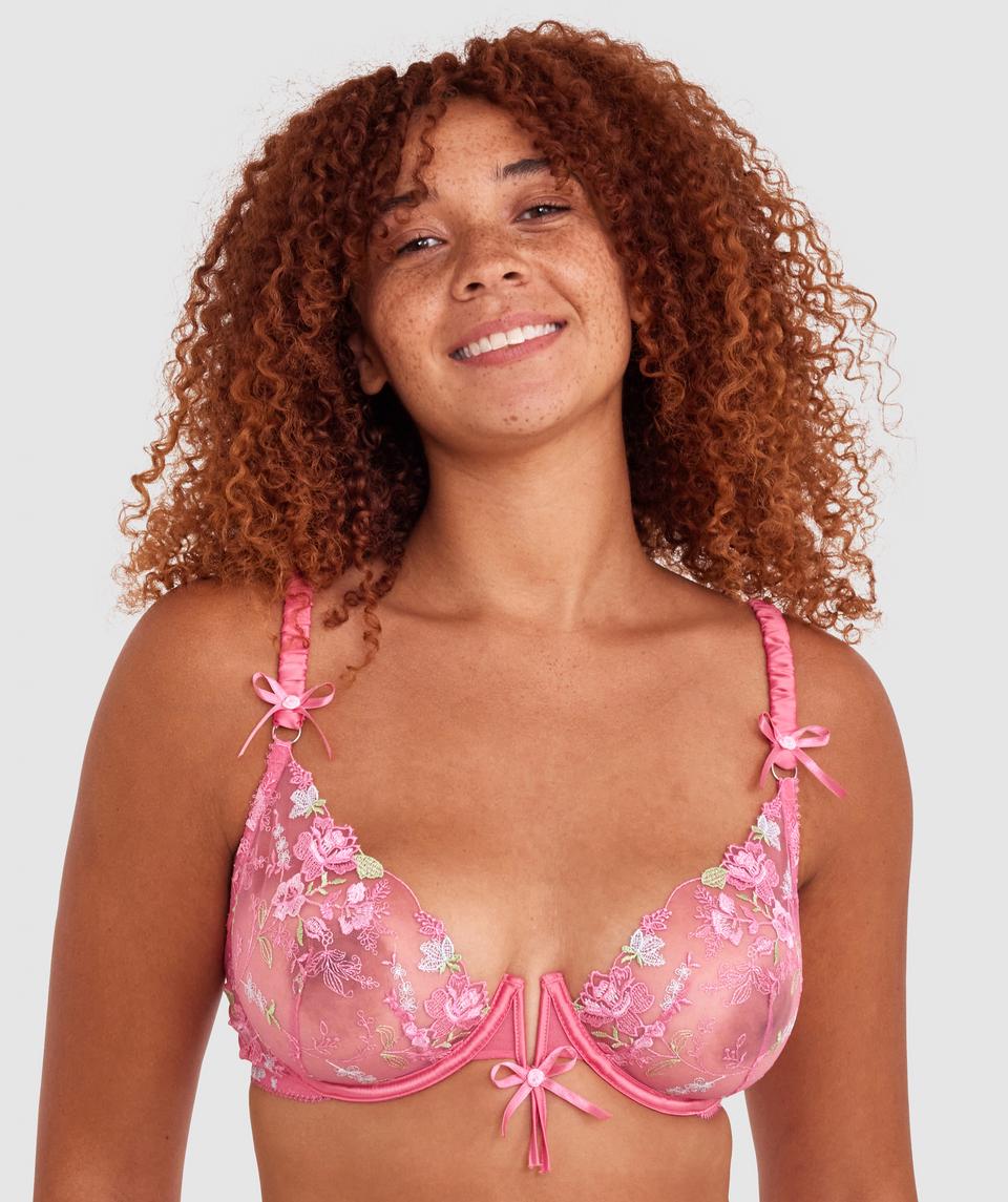 Zara is wearing a 12DD top and 12 bottom, with bust 89cm/35in, waist 71cm/28in, and hip 102cm/40in. She stands at 180cm/5'11in.