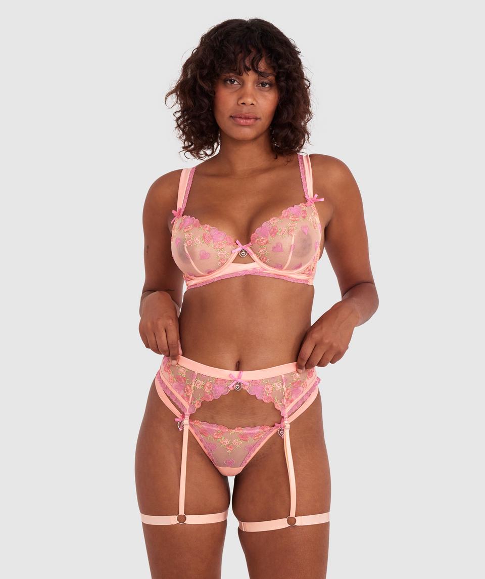 Domino is wearing a 12DD bra and 12 underwear, with bust 90cm/35.5in, waist 75cm/29.5in, and hip 98cm/38.5in. She stands at 180cm/5'11in.