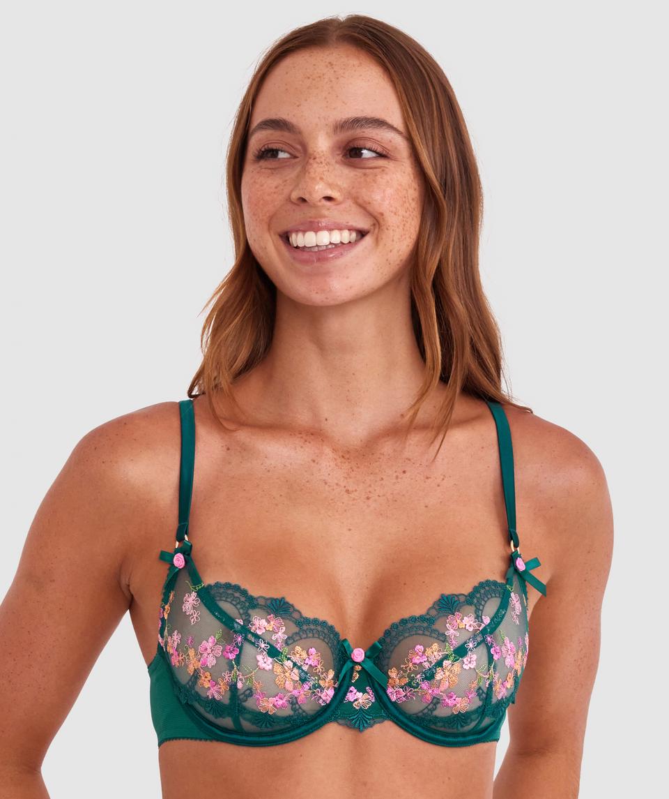 Emma is wearing a 10BC bra and 10 underwear, with bust 81cm/32in, waist 64cm/25in, and hip 93cm/36.5in. She stands at 173cm/5'8in.