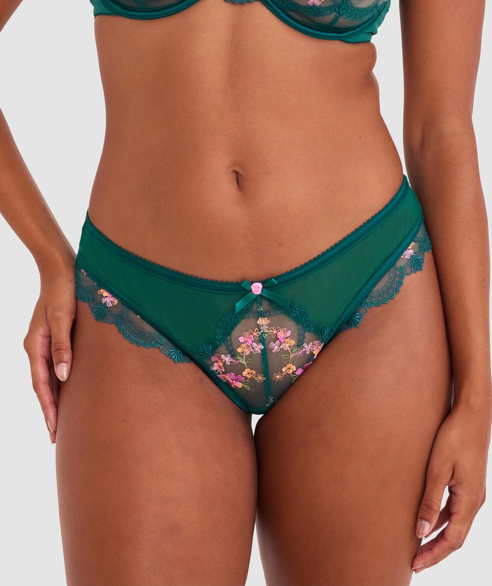 Cameron is wearing a 12DD bra and 12 underwear, with waist 72cm/28in, and hip 88cm/34.5in. She stands at 165cm/5'5in.