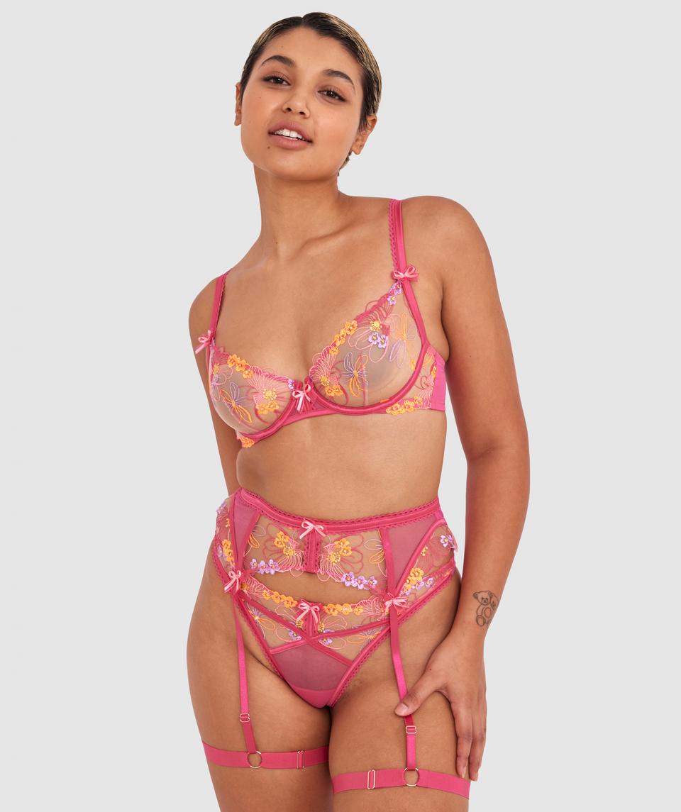 Sarah is wearing a 10B/C top and 10 bottom, with bust 85cm/33.5in, waist 66cm/26in, and hip 99cm/39in. She stands at 174cm/5'7in.