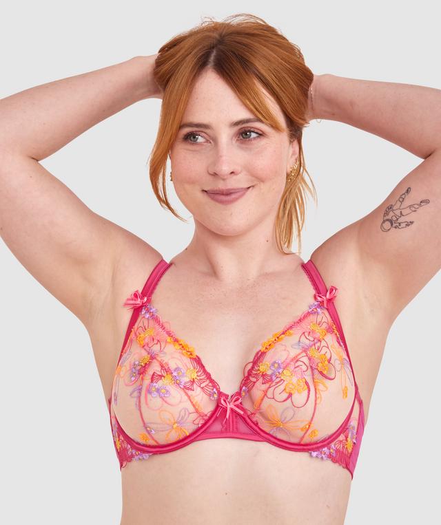 Sarah is wearing a 10B/C top and 10 bottom, with bust 85cm/33.5in, waist 66cm/26in, and hip 99cm/39in. She stands at 174cm/5'7in.