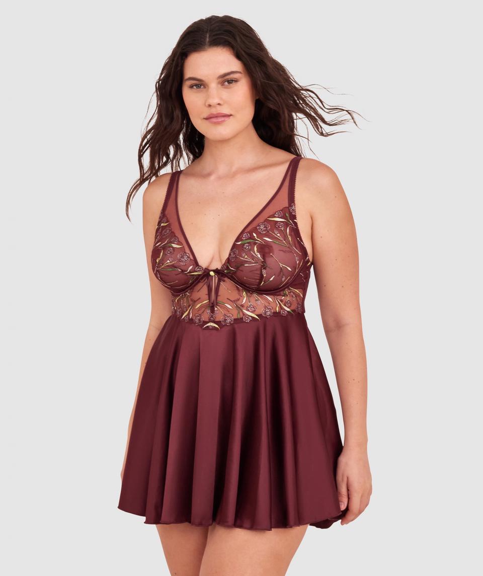 Jasmine is wearing a 12DD bra and size 12 underwear, with bust 96cm/38in, waist 77cm/30.5in, and hip 111cm/43.5in. She stands at 175cm/5'9in.